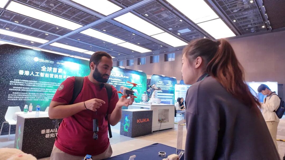 双权威认证！十方融海亮相大湾区 AI 盛会，小智 AI 再获深圳卫视深度报道新闻配图