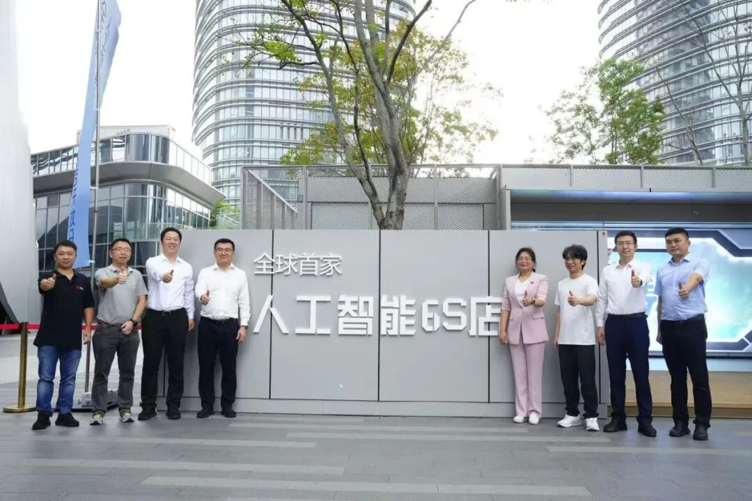 十方融海入驻全球首家人工智能6S店，央视新闻聚焦小智AI普惠智能新范式新闻配图