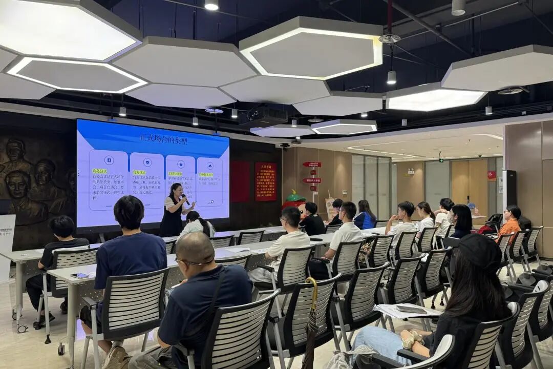 觉醒之我在深圳南山上夜校：十方融海助力打工人夜晚“逆袭”记新闻配图
