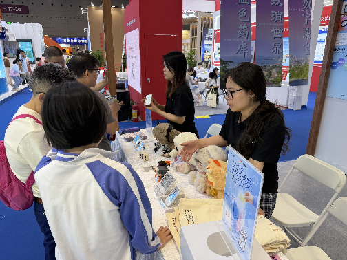 按下实体键后，文博会观众感受墨本AI终端的“专注力设计”