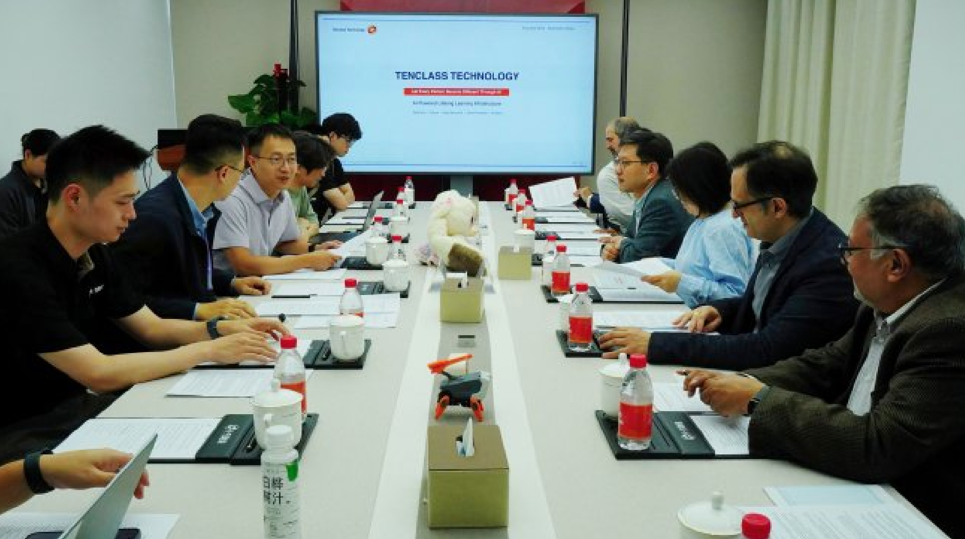 IEEE国际专家团走进这家深企,点赞深圳AI原生生态建设实践