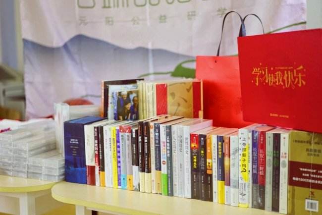 400本书情暖乡村学子，十方融海开展世界读书日公益捐书活动新闻配图